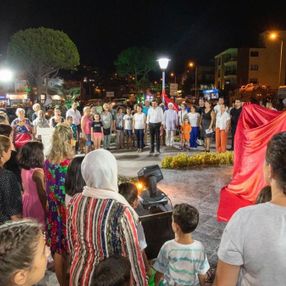 Dikili'de CHP'li başkan heykel açılışı yaptı
