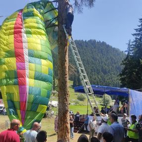 Artvin'de yamaç paraşütü pilotu piknik alanına iniş yaptı