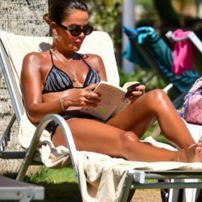 Özlem Yıldız, güneşlenirken kitap okudu