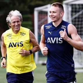 Fenerbahçe'den Szalai ve Jesus paylaşımı