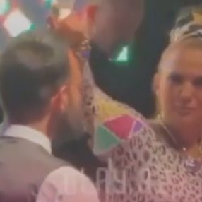 Demet Akalın, beğenmediği şampanyayı garsonun üzerine döktü