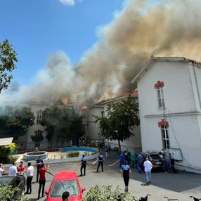 İstanbul'da Balıklı Rum Hastanesi'nde çıkan yangın kontrol altında