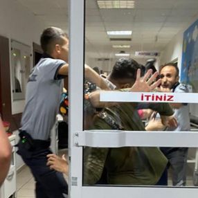 Kayseri'de, hasta yakınları acil servisi birbirine kattı