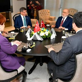 CHP, Babacan ile Davutoğlu'nu barıştırdı