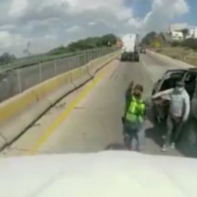 Meksika'da silahlı şahıslar tır çaldı