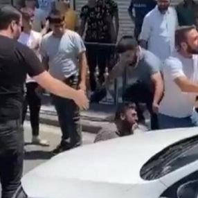 Şanlıurfa'da jiletle çevredekileri korkutunca darbedildi