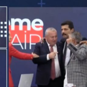 Cemal Enginyurt ile Latif Şimşek canlı yayında burun buruna geldi