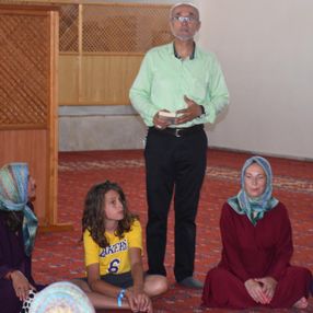 İzmir’de, imamın turistlerle olan iletişimi takdir topladı