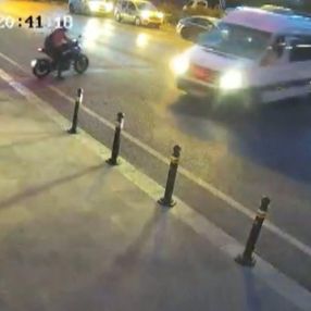 Tuzla'da servis şoförü, motosikletli sürücüyü ezmeye çalıştı
