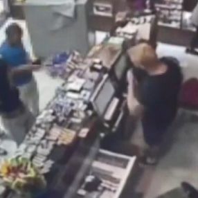 Küçükçekmece'de görüştüğü kızın sevgilisi üzerine pitbull saldı: Kulağı koptu