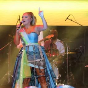 Demet Akal�n konser gelirini Mehmet�ik Vakf��na ba���lad�