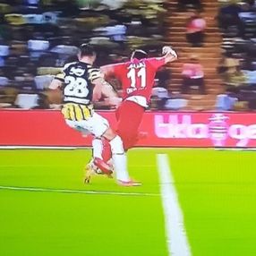 Fenerbahçelilerin isyan ettiği penaltı pozisyonu