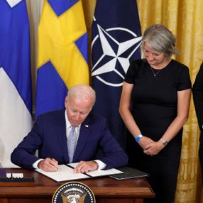 Joe Biden, Finlandiya ve İsveç'in NATO katılım belgelerini imzaladı