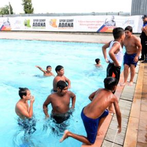Adana'da kanala giren çocuklar, polis ekiplerince havuza götürüldü