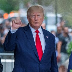 New York Başsavcılığı'na giden Trump, ifade vermedi