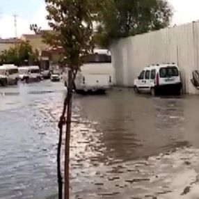 Avcılar'da sağanak yağış sele döndü