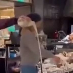 İngiltere'de bir grup vegan, sütleri yere döktü