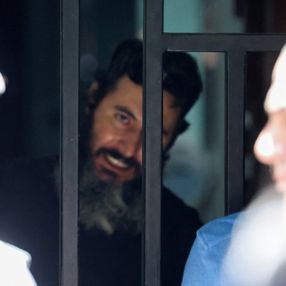 Lübnan'da parasını çekemeyen adam banka çalışanlarını rehin aldı