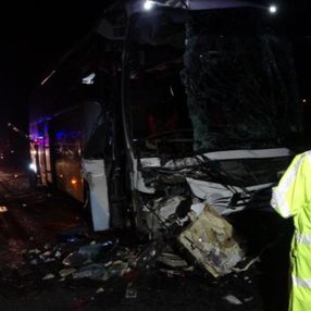 Uşak'ta tıra çarpan otobüsdeki 43 kişi yaralanırken muavin öldü