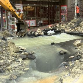 Bahçelievler'de su borusu patladı: Ev ve iş yerlerini su bastı