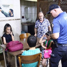 Adana’da bir anne, 3 çocuğunu kebapçıya bırakıp ortadan kayboldu