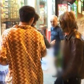 Ünlü İngiliz grup Arctic Monkeys üyelerine Beyoğlu'nda bakkal saldırdı