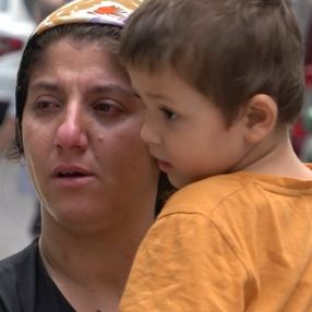 Bursa'da ev sahibinin kovduğu aile parkta uyuyor