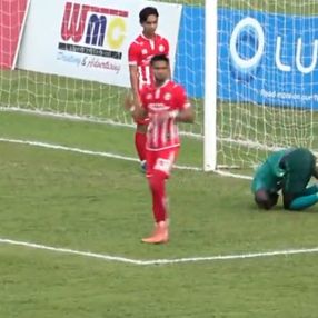 Malezya Ligi'nde Sunday Afolabi'nin kendini yere atması viral oldu
