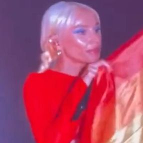 Gülşen, konserinde LGBT bayrağı açtı