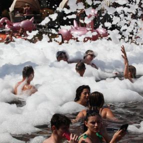 Bodrum'daki turistlerin köpük partisi eğlencesi
