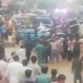 Pakistan'da yolcu otobüsünün üzerine kamyon devrildi: 13 ölü, 5 yaralı