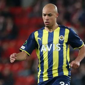 Tisserand, Fenerbahçe'de kalıyor