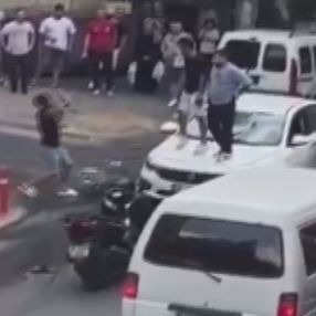 Kağıthane’de korku dolu anlar: Otomobiline taşla saldırdılar