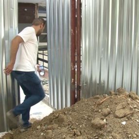 Kadıköy’de kiracılar çıkmayınca, apartman önüne moloz döktüler