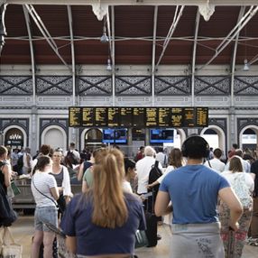 İngiltere'de tren sürücülerinin greve gitmesi ulaşımı felç etti