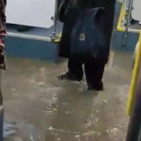 İstanbul'da otobüsü su bastı