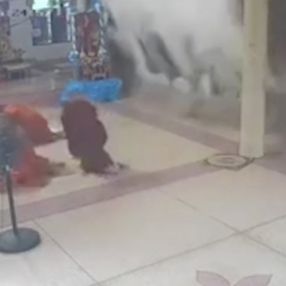Tayland'da dua eden keşişler, tavanın altında kaldı