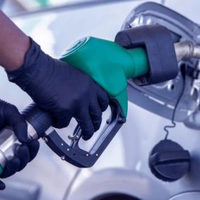 Benzine indirim, motorine zam yapılacak