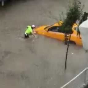 Sarıyer'de aracıyla selin ortasında kalan şoförü polis memuru kurtardı