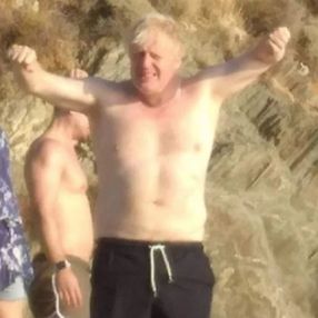 Boris Johnson, Yunan adasında tatil yaparken görüntülendi