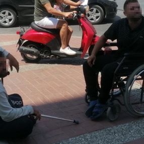 Antalya'da engelli taklidi yapan dilenciler, zabıtayı tehdit etti