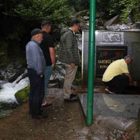 Rize’de Andon suyunun zehirli olduğunu kabul etmediler: İçmek için sıraya girdiler