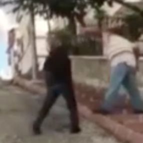 Ankara'da iki yaşlı adamın kemerli kavgası kamerada