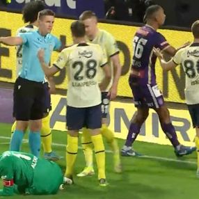 Altay Bayındır'a tribünden davul tokmağı atıldı