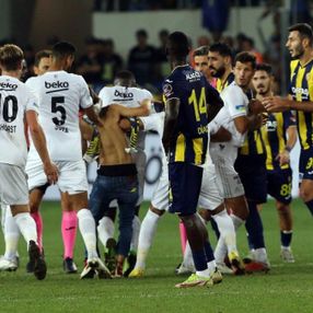 Ankaragücü taraftarı Beşiktaşlı futbolculara saldırdı