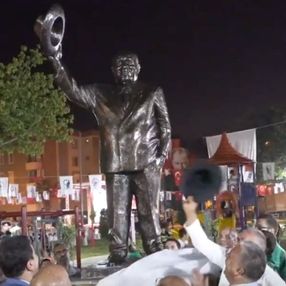CHP'li Muratpaşa Belediyesi, Süleyman Demirel'in heykelini dikti