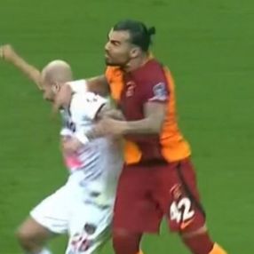 Galatasaraylılar hakem kararlarına çıldırdı
