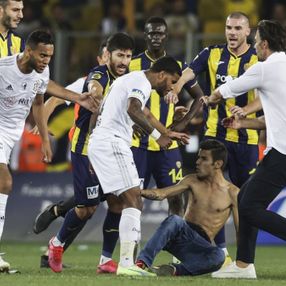 Beşiktaşlı futbolculara saldıran taraftar serbest bırakıldı