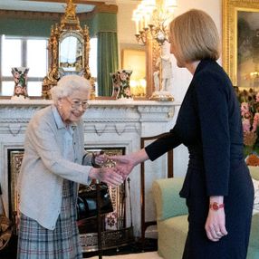 Liz Truss, resmen İngiltere'nin başbakanı oldu