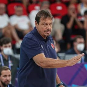 Ergin Ataman'dan basın toplantısını bitiren görevliye tepki